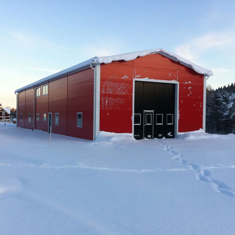 Röd lagerlokal där Wik Energi har sitt lager